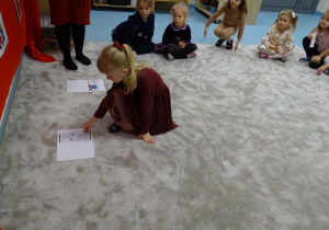 10 Dzieci układają puzzle z poczętych obrazków