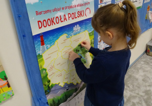 02 Zosia przykleja fragment mapy Polski