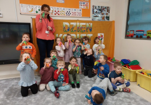 Dzieci prezentują wykonaną pomoc do ćwiczeń oddechowych Kolorowe Szuwary