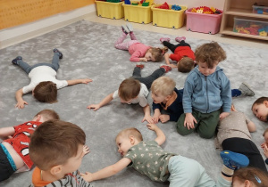 Dzieci reagują na dźwięki niskie w zabawie ruchowej