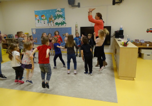 Dzieci skaczą w zabawie Uwaga Fala Hop
