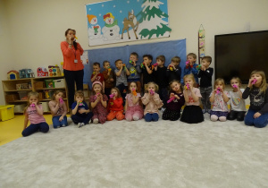 Dzieci prezentują wykonaną pomoc do ćwiczeń oddechowych Szuwary