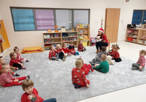 Maluszki wiedzą na dywanie i ćwiczą język na Mikołajkowej bajce logopedycznej