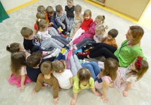Dzieci łączą swoje skarpetki