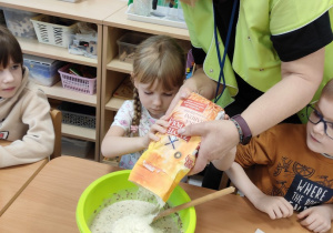 Weronika dodaje mąkę