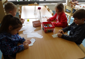 13 Dzieci ozdabiają papierowe skarpetki kredkami