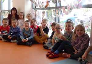 15 Dzieci siedzą przed naszymi skarpetkami w hollu przedszkolnym