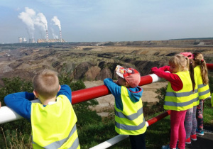 Dzieci obserwują odkrywkę węgla i elektrownię