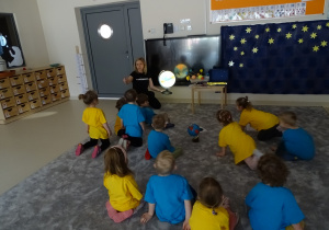 Dzieci patrzą na podświetlony globus
