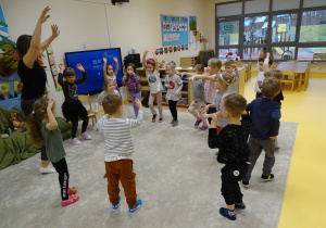 Dzieci tańczą wykonując określone gesty