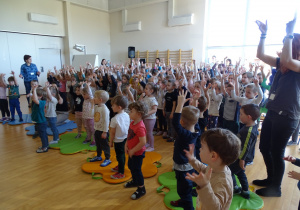 Dzieci ze wszystkich grup tańczą do piosenki