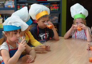 Dzieci w czapkach kucharzy
