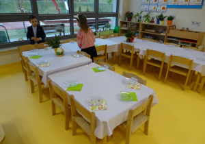 Dzieci dekorują stół