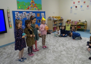 Dzieci pokazują ruch Ziemi