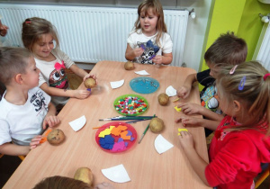 Dzieci robią gąsienicę z ziemniaków