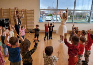 Dzieci gimnastykują się przed robieniem maskotek