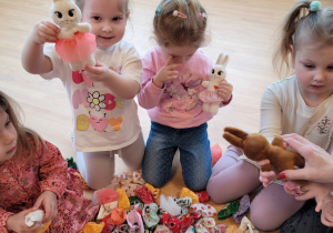 Dziewczynki prezentują strój króliczka