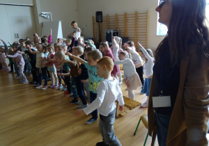Dzieci naśladują ruchy tancerki