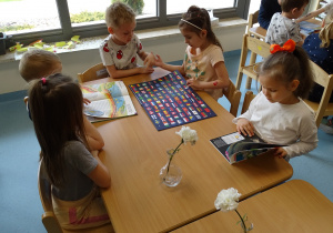 Dzieci oglądają książki o Ziemi