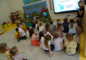 Dzieci oglądają prezentację o Ziemi