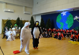 Pingwin i Niedźwiedź idą