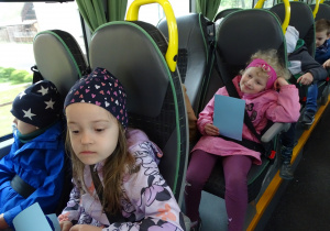 Dzieci siedzą w autobusie