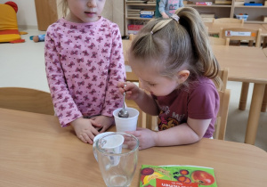 Dziewczynki mieszają wodę z cukrem