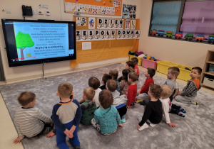 Dzieci oglądają historię o pewnej wyjątkowej skarpetce Fredzi