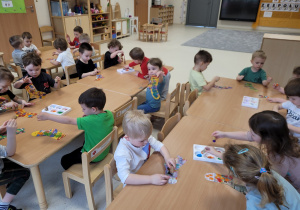Dzieci stemplują farbami sylwety skarpet