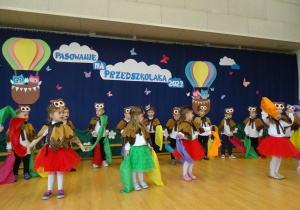 Dzieci tańczą z kolorowymi chusteczkami