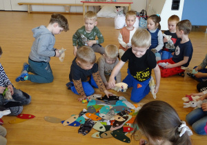 Dzieci wybierają ubranka dla swoich króliczków.