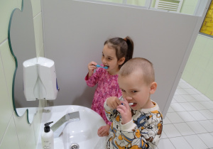 Ivan i Marlenka myją zęby