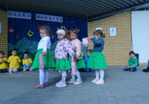 Dziewczynki z grupy Sówki na scenie