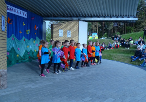 Dzieci z grupy Motyli tańczą do piosenki