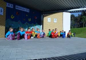 Dzieci tańczą z kolorowymi szarfami