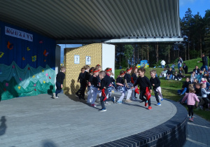 Taniec dzieci z grupy Biedronki
