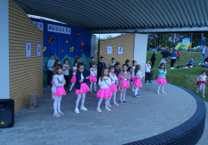 Taniec dzieci z grupy Kotki
