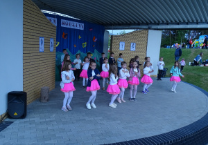 Dzieci z grupy Kotki wykonują taniec na scenie