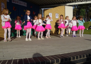 Taniec dzieci na scenie