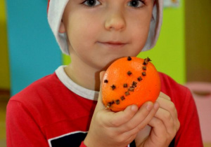 Chłopiec pozuje ze swoją pomarańczą