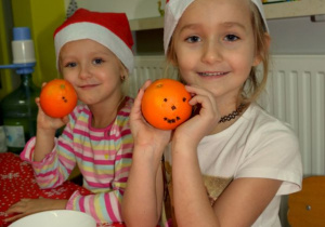 Dziewczynki pozują ze swoimi pomarańczami