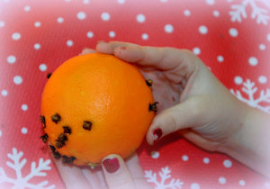 Pomarańcza ozdobiona goździkami