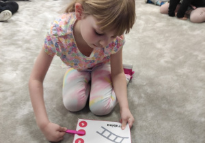 Dziewczynka dzieli wyraz na sylaby