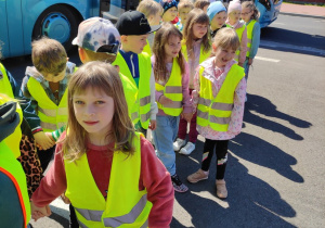 Dzieci przy autobusie