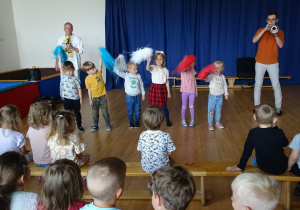 Dzieci tańczą z pomponami