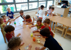 Dzieci eksperymentują z kolorami.