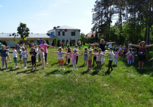 Dzieci we wspólnym kole pokazują wybrane ruchy