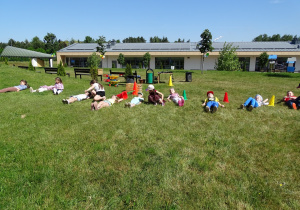 Dzieci leżą na trawie