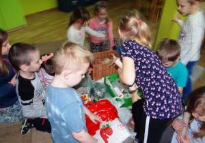 Dzieci sortują przedmioty recyklingowe