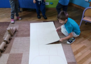 Dzieci układają plansze do gry w klasy